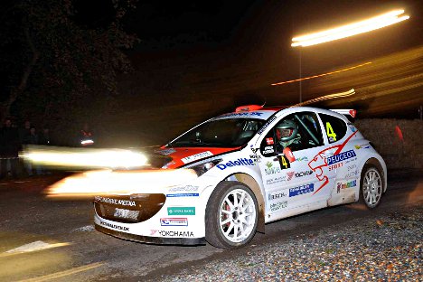 En dybt koncentreret Karl-Åge Jensen i sin Peugeot 207 Super 2000 under nattens hastighedsprøver